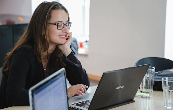 tsc-Studentin mit Laptop