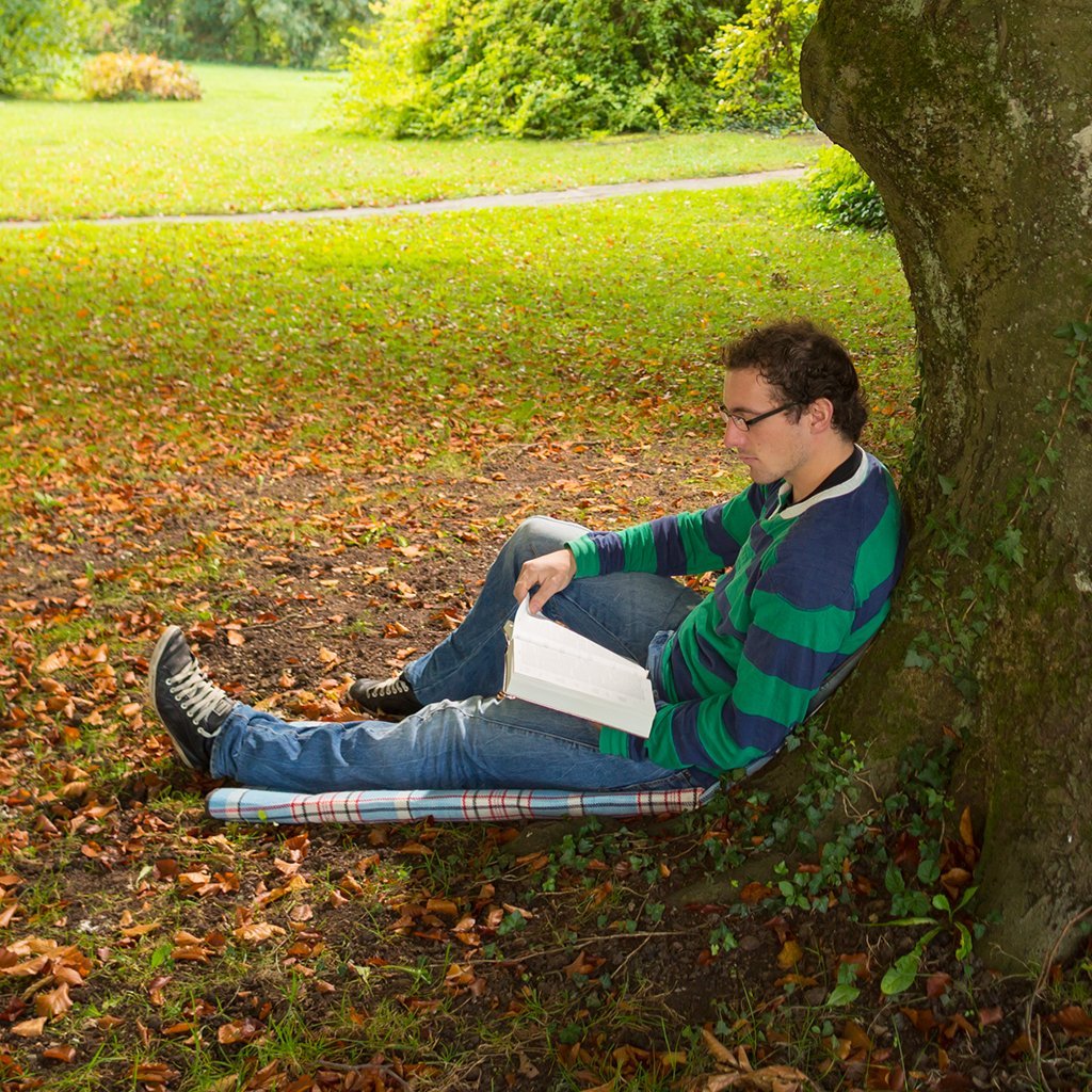 Online-Kurse Kommunikative Theologie: Bibellese unter Baum