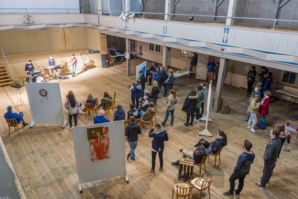Art for God: Besucher in der Eben-Ezer-Halle