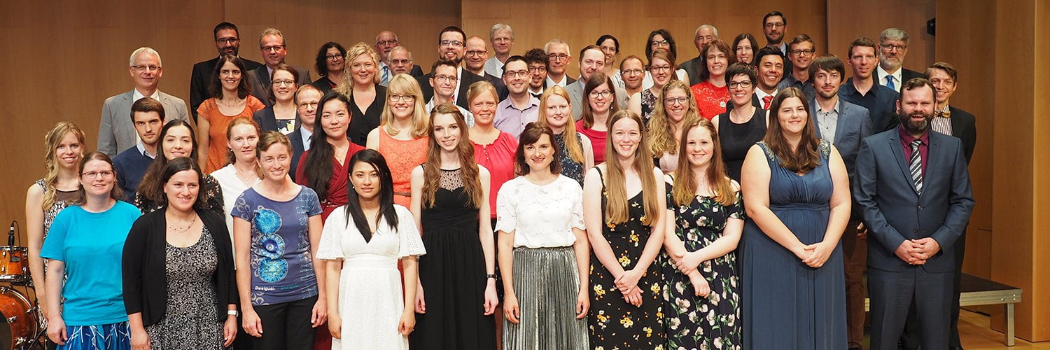 tsc-Jahresfest 2019: Gruppenfoto der Absolventinnen und Absolventen mit Dozentinnen und Dozenten