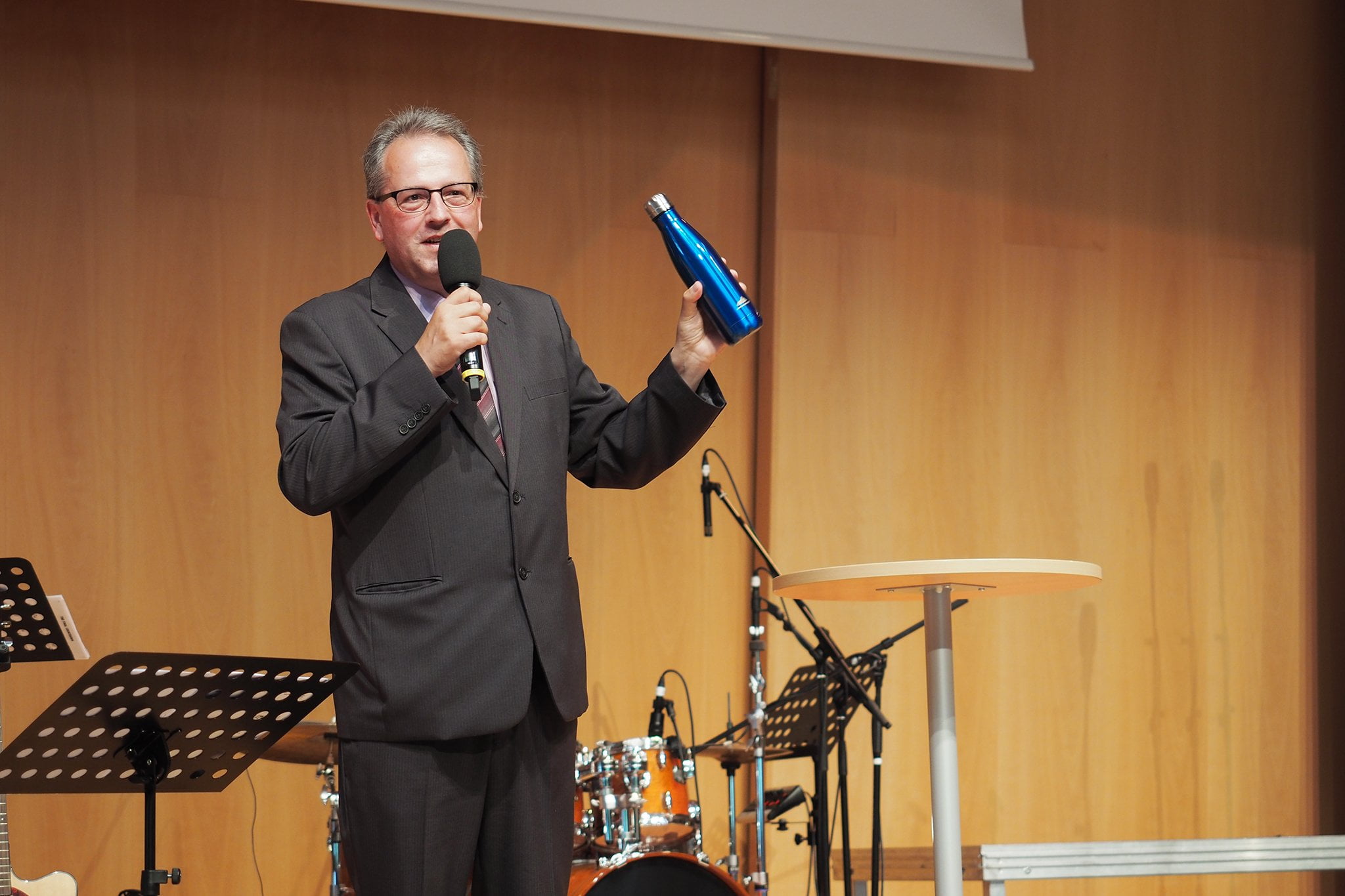 tsc-Jahresfest 2019: Dr. Benedikt Walker schenkt den Absolventen eine Trinkflasche