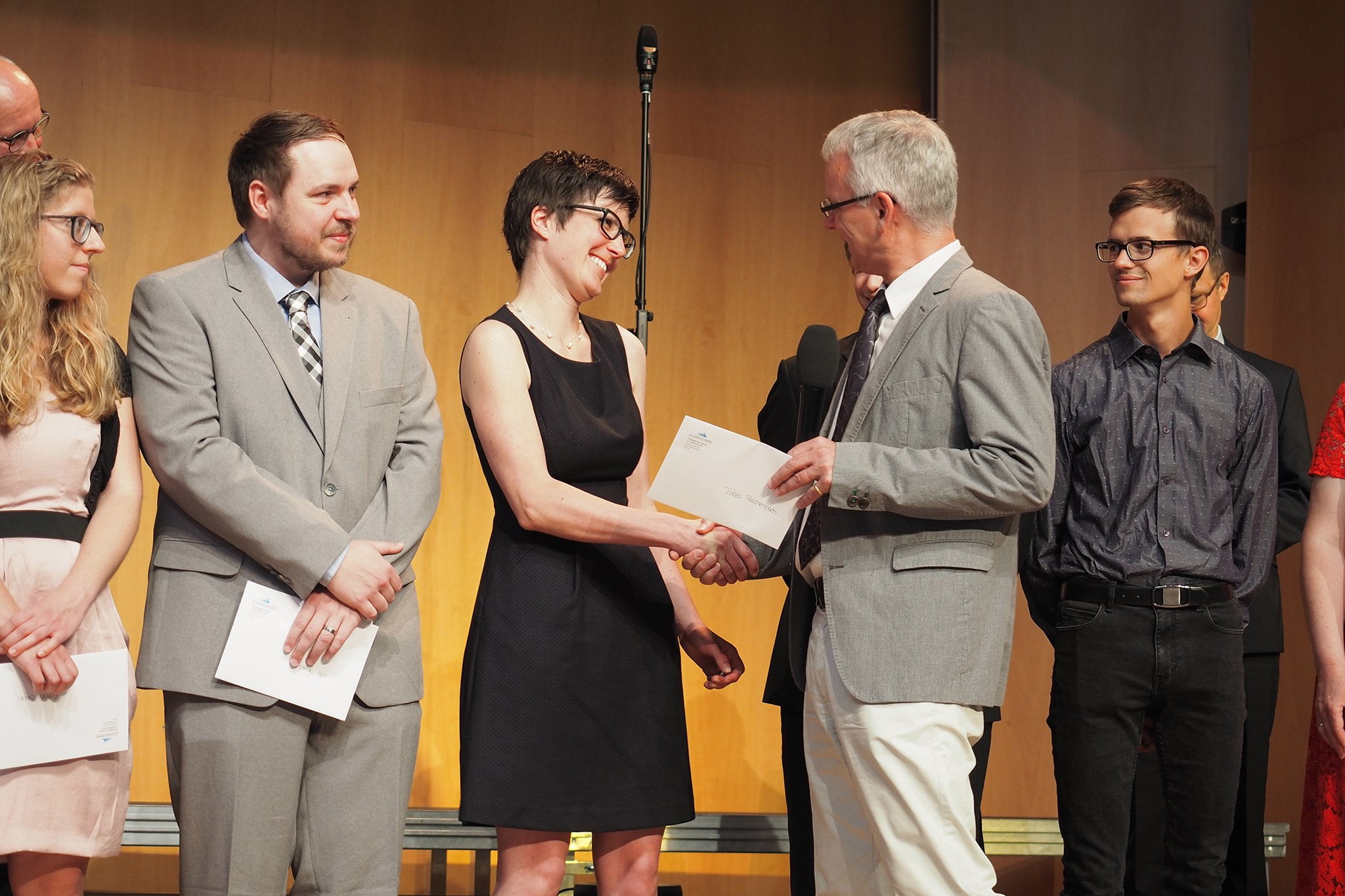 tsc-Jahresfest 2019: tsc-Dozent Claudius Buser gratuliert der Absolventin Tabea Reichenbach zu ihrem Studienabschluss.