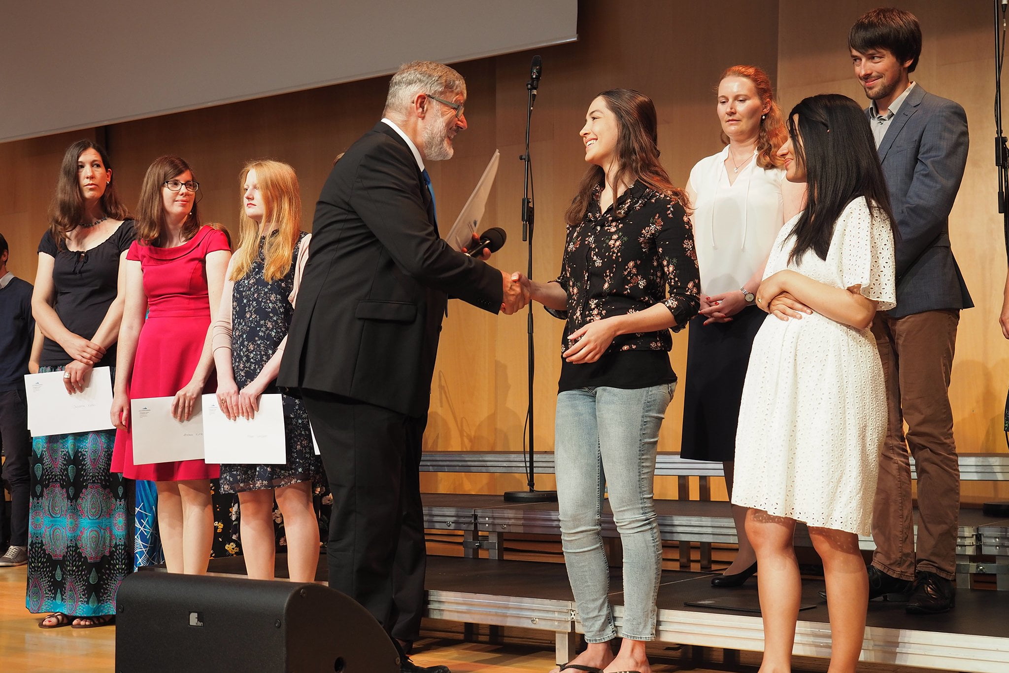 tsc-Jahresfest 2019: René Wälty, Leiter tsc-Jahreskurs, gratuliert den Jahreskurs-Absolventen.