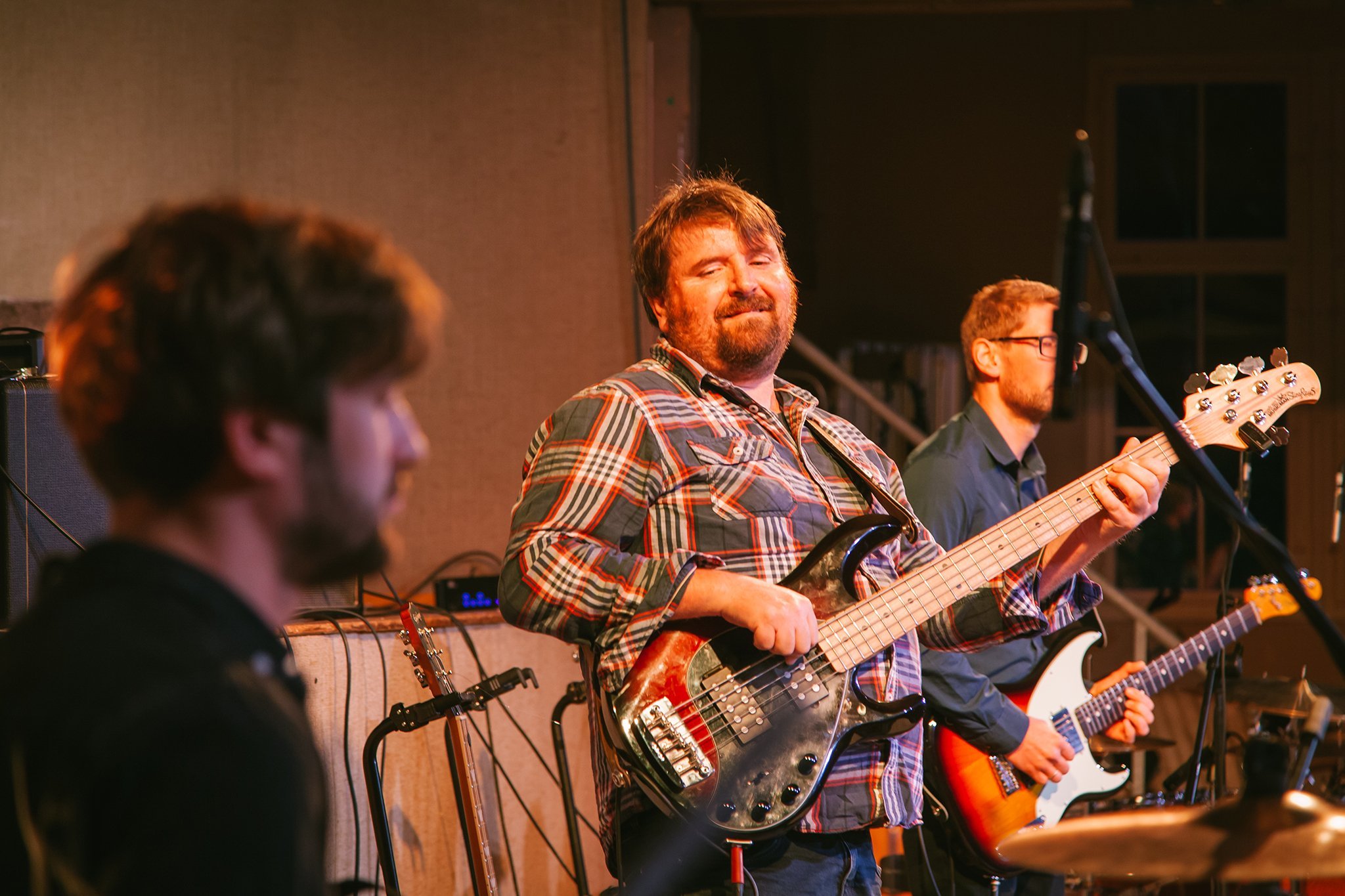 Eben-Ezer-Sessions am 18.10.2019: Der Bass sorgt für den Beat. (Foto: Knut Burmeister, ALLTAG)