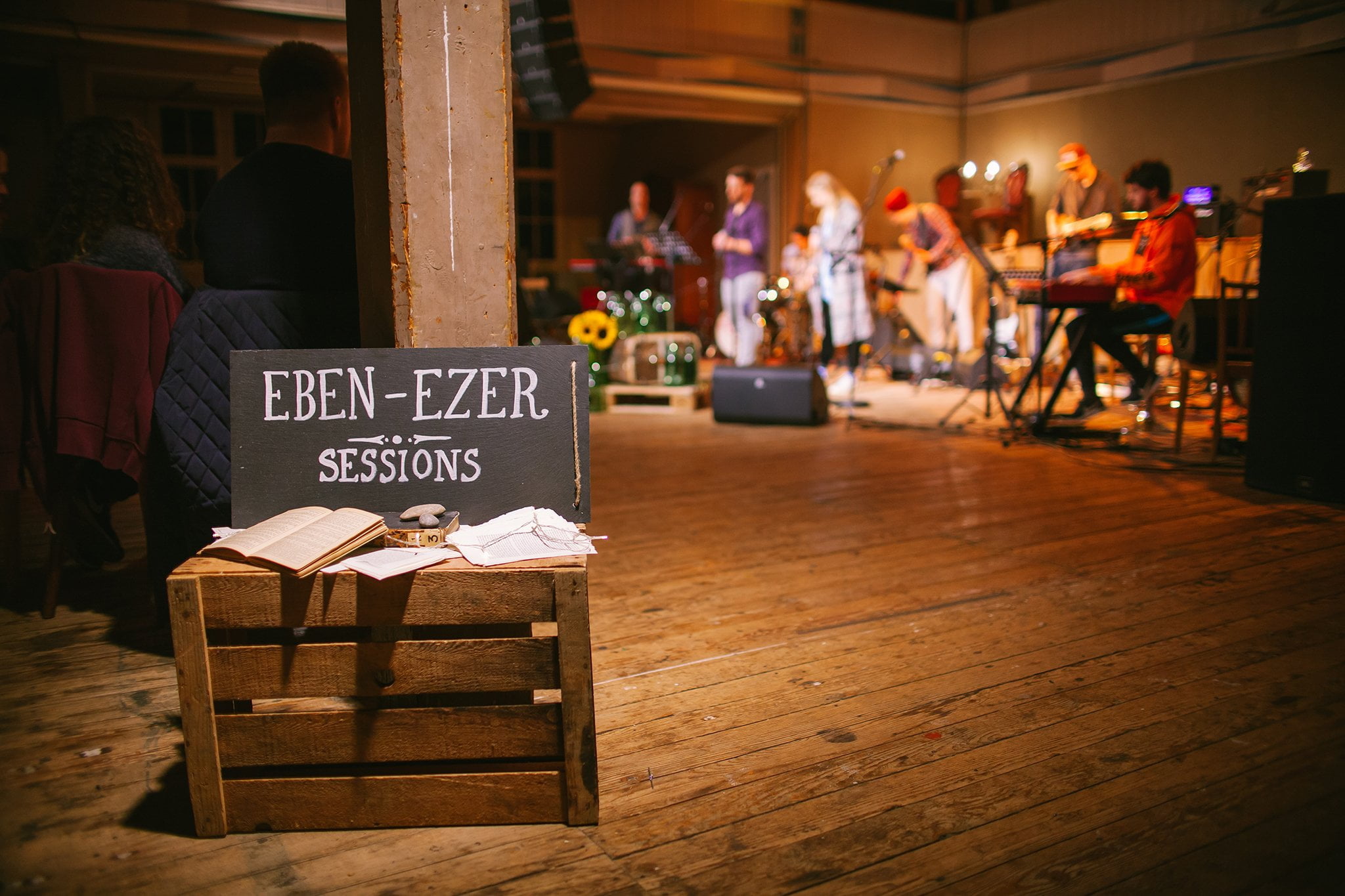 Eben-Ezer-Sessions am 18.10.2019: Deko und Band (Foto: Knut Burmeister, ALLTAG)