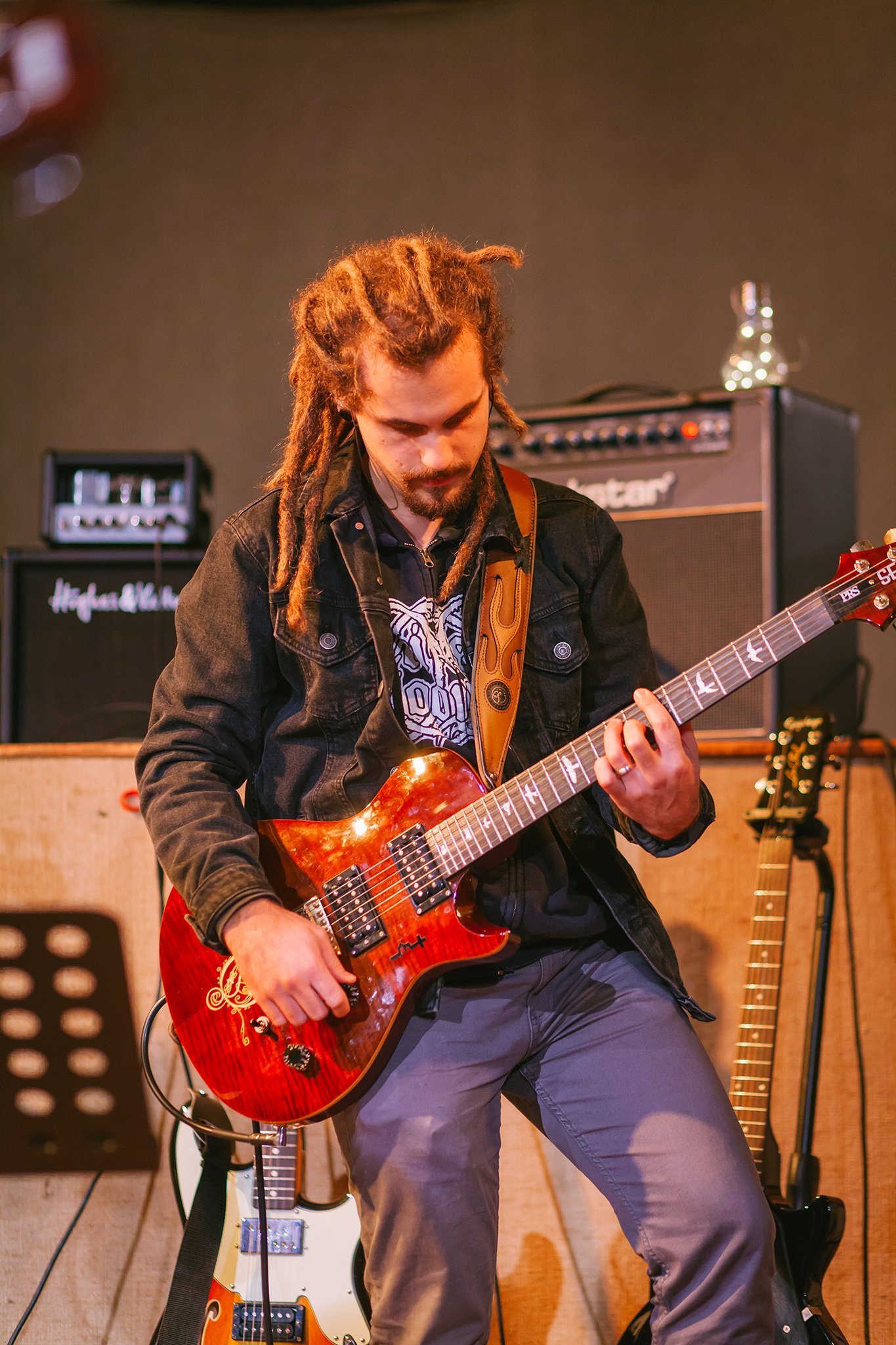 Eben-Ezer-Sessions am 18.10.2019: Emanuel Strebel spielt die E-Gitarre. (Foto: Knut Burmeister, ALLTAG)