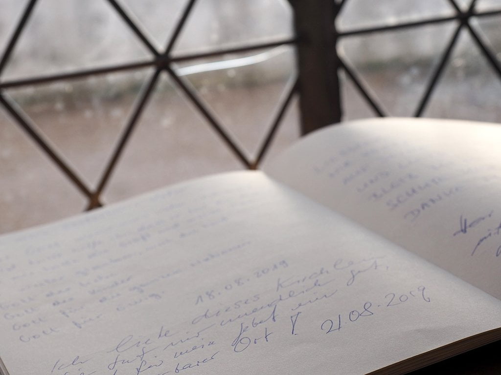 Kirche St. Chrischona: Gästebuch am Fenster
