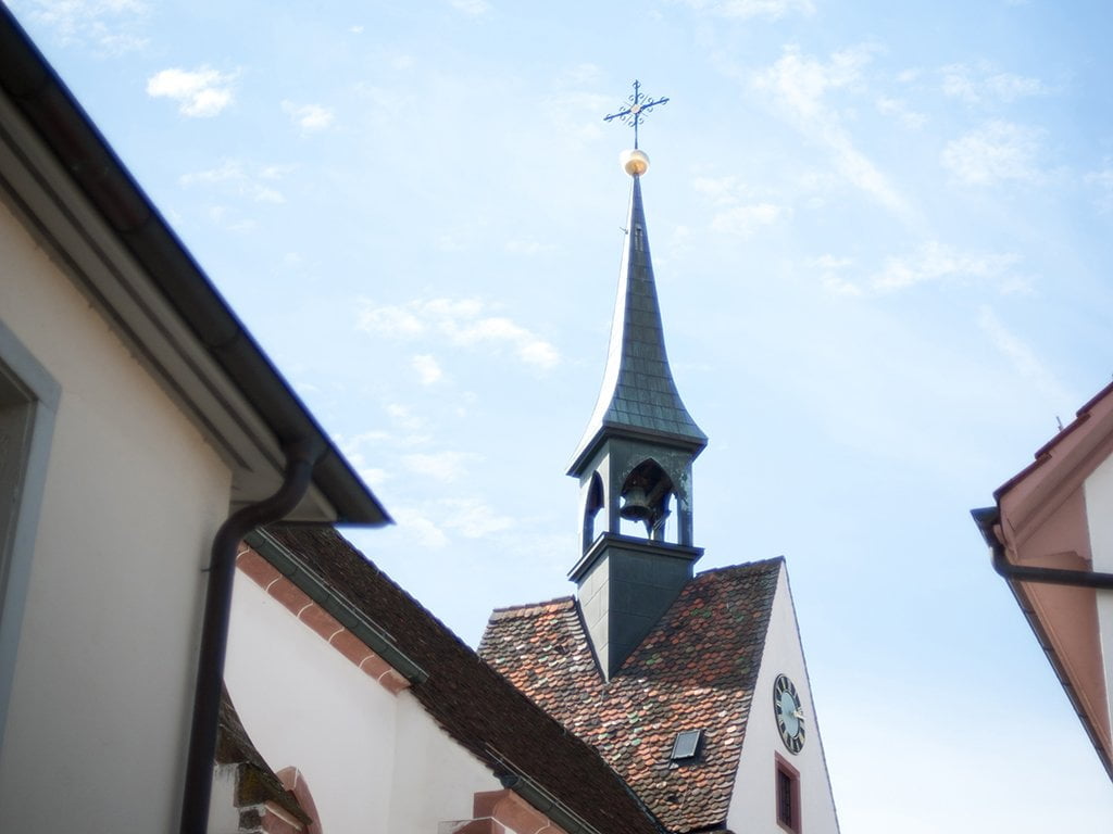Turm der Kirche St. Chrischona im Sonnenschein