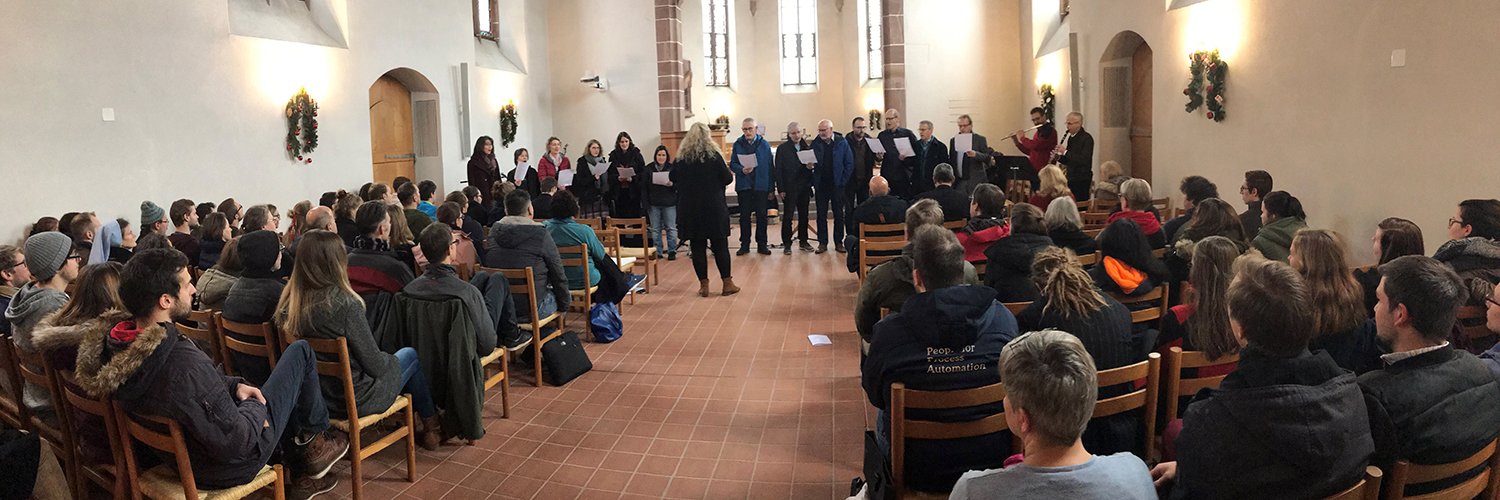 Ein Chor aus Dozierenden und Mitarbeitenden singt der Studiengemeinschaft das Weihnachtslied: «O komm, O komm, du Morgenstern».