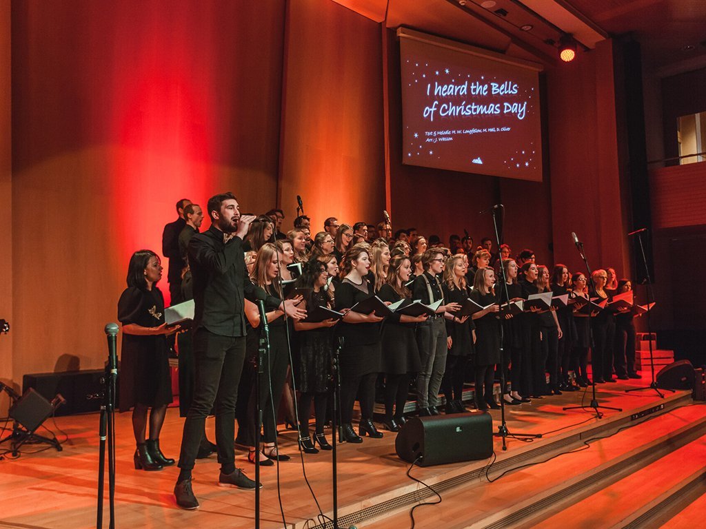 Adventskonzert des tsc-Chors am 30.11.2019: Chor mit Vorsänger Marc (Foto: Knut Burmeister, ALLTAG)