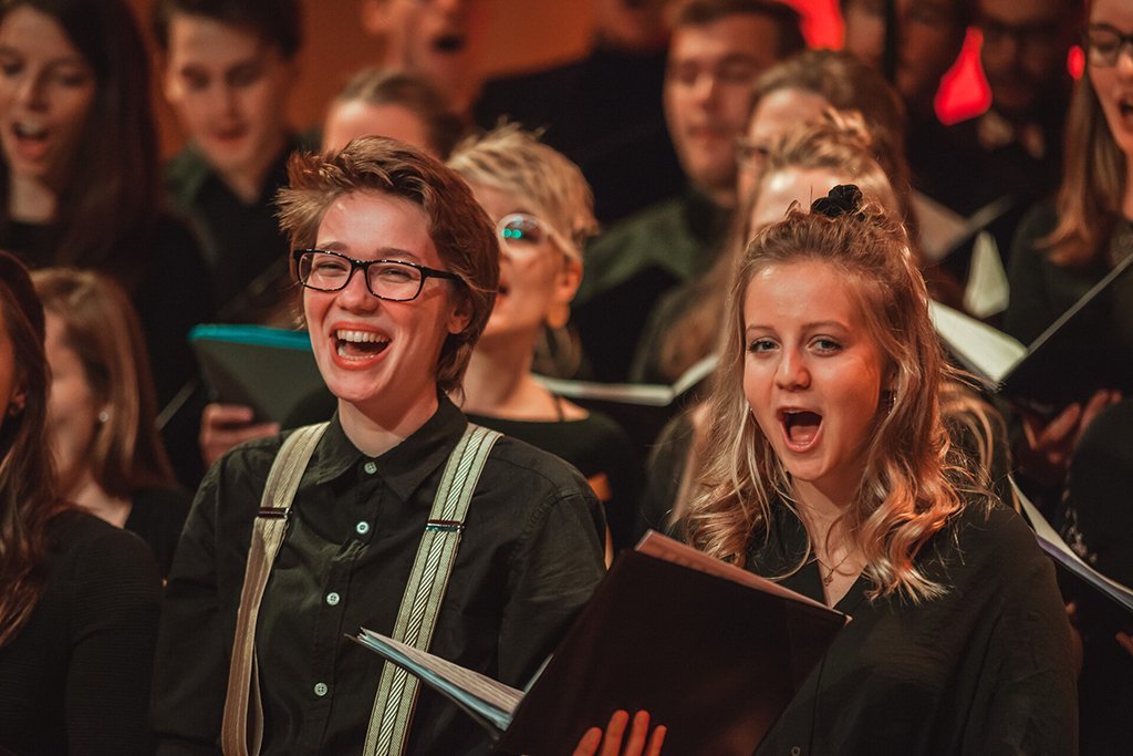 Adventskonzert des tsc-Chors am 30.11.2019: Sängerinnen Maryam und Julianna (Foto: Knut Burmeister, ALLTAG)