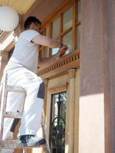 Sanierung der Brüderhaustür während der Coronakrise durch einen studentischen Mitarbeiter