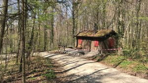 Während der Coronakrise gesperrter Picknickplatz im Chrischonawald