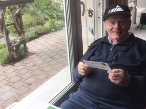 tsc-Freund Werner Giesenhagen freut sich über die Postkarte vom tsc