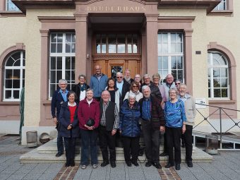 tsc-Jubiläumstreffen 2020: Abschlussklasse von 1970 vor dem Brüderhaus