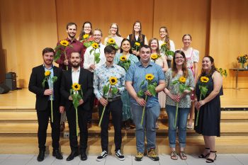 Graduierte mit Sonnenblume: 15 der 21 Bachelorabsolventinnen und -absolventen 2021 des Theologischen Seminars St. Chrischona freuen sich über ihren Studienabschluss.