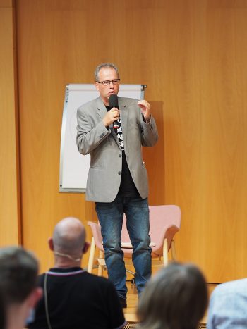 Dr. Benedikt Walker (Rektor tsc) erklärt das neue Konzept des tsc, geistlich emotionale Reifeprozesse zu unterstützen.