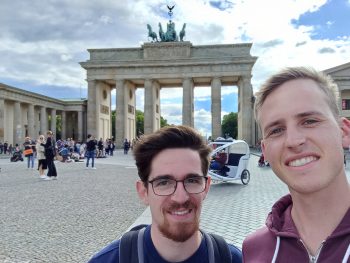 Die tsc-Studenten Fritz Hunger (links) und Martin Scheuermann am Brandenburger Tor in Berlin.