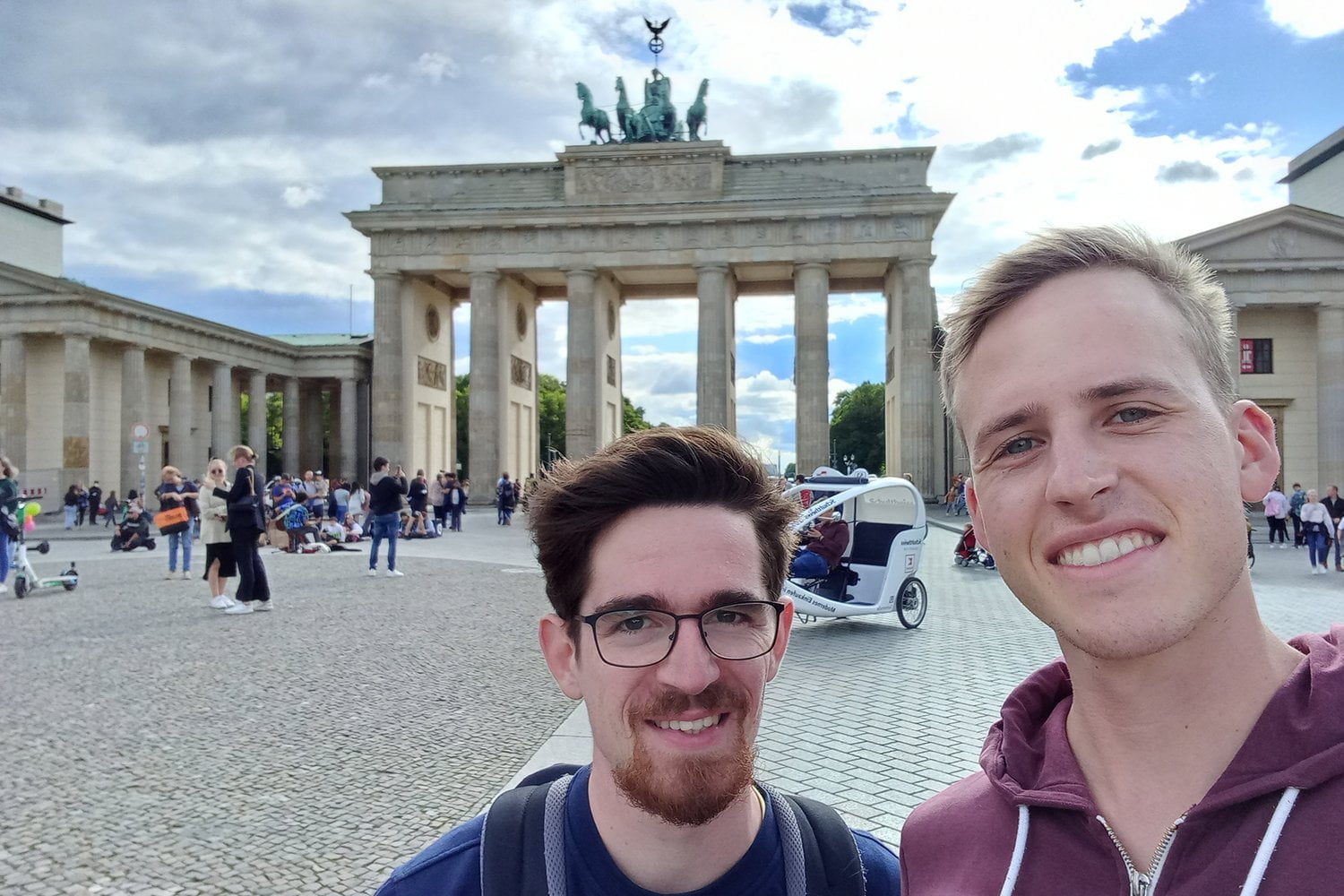 Die tsc-Studenten Fritz Hunger (links) und Martin Scheuermann am Brandenburger Tor in Berlin.