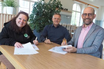 Nadja und Rainer Hoffer unterschreiben den Mietvertrag für das Restaurant Waldrain. Zsolt Kubecska (Mitte), Geschäftsführer der Chrischona Campus AG, freut sich schon auf die Wiedereröffnung des beliebten Restaurants auf Basels Hausberg am 1. September 2022.