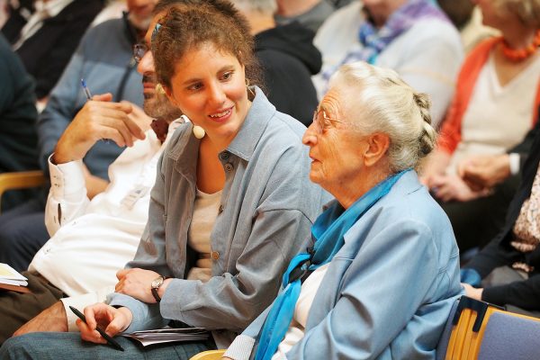 Alt und Jung im Gespräch: tsc-Studentin und Seniorin beim Seniorentag 2022.