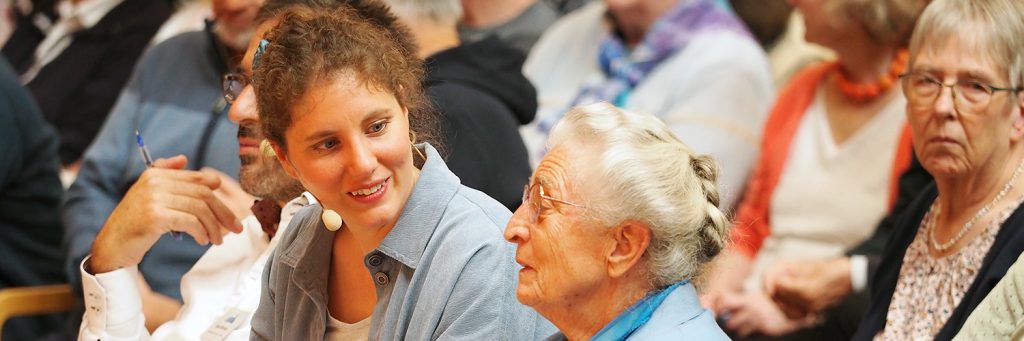 Alt und Jung im Gespräch: tsc-Studentin und Seniorin beim Seniorentag 2022.