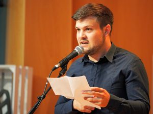 Lukas Knierim hält eine Ansprache in Form eines Poetry Slams, in der er den Wert der tsc-Community für den Studienerfolg hervorhebt.