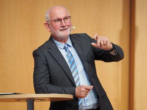 Dr. Horst Schaffenberger predigt an der Aussendung 2022.