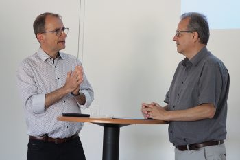 Gnadauer Präses Steffen Kern (links) im Gespräch mit tsc-Rektor Dr. Benedikt Walker