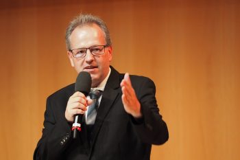 Dr. Benedikt Walker, der Rektor des tsc, lobt die Studienleistungen der Graduierten.