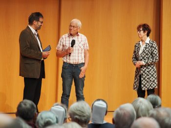René Winkler (im Foto links) befragt Jubilare, was sie krisenfest gemacht hat.