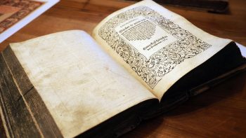 tsc-Bibliothek erhält Froschauer-Bibel von 1589 Diese in Zürich gedruckte Froschauer-Bibel von 1589 ist die älteste deutschsprachige Bibel in der tsc-Bibliothek.