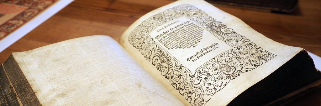Diese in Zürich gedruckte Froschauer-Bibel von 1589 ist die älteste deutschsprachige Bibel in der tsc-Bibliothek.