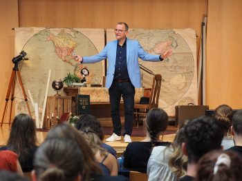 Steffen Kern erklärt den Studentinnen und Studenten des tsc eine gute Theologie für die Welt.