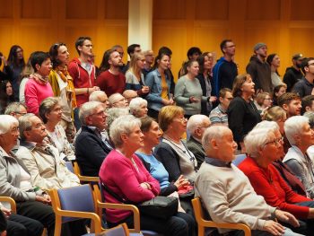 Im Gottesdienst mit der Studiengemeinschaft loben Alt und Jung gemeinsam Gott.