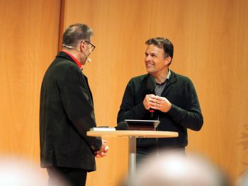 Marc Jost (rechts) berichtet von seinem Lebenslauf als Politiker und Nationalrat.