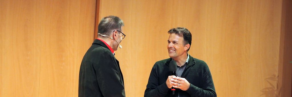 Marc Jost (rechts) berichtet von seinem Lebenslauf als Politiker und Nationalrat.