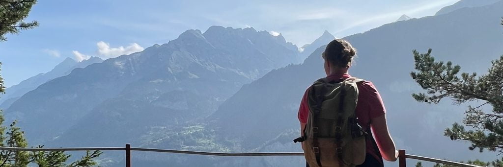 Beim Spiritualitätswochenende in Hasliberg geniessen die tsc-Studierende die schöne Aussicht.