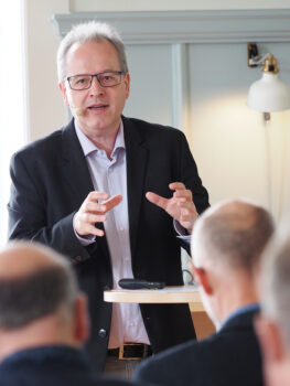 Dr. Benedikt Walker, Rektor des tsc, zeigt am Theologischen Forum Gründe und Lösungsansätze für den Pastorenmangel auf.