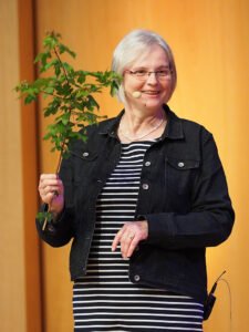 Christel Eggers veranschaulicht ihre Tipps für einen resilienten Glauben im Alter.