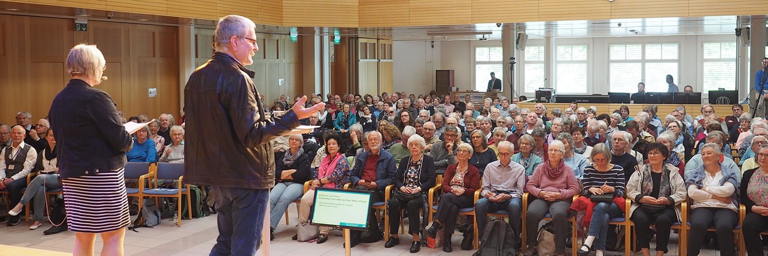 920 Teilnehmerinnen und Teilnehmer hören die Impulse von Christel und Ulrich Eggers.