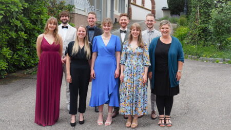 tsc-Aussendung 2024: Absolventen Theologie & Musik Absolventinnen und Absolventen 2024 des Studiengangs Theologie & Musik