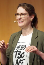 tsc-Aussendung 2024: Kristina Imwalle Dozentin Kristina Imwalle ermutigt die Absolventinnen und Absolventen, auf Gott zu vertrauen.