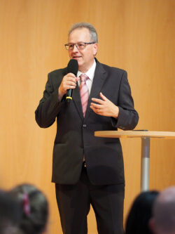 Rektor Dr. Benedikt Walker lobt die Absolventinnen und Absolventen 2024 des TSC für ihre ausserordentlich guten Studienleistungen.