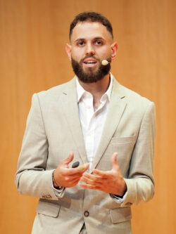 Ruben Sommer präsentiert spannende Erkenntnisse seiner exegetischen Bachelorarbeit über Genesis 2 bis 3.