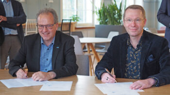 TSC-IGW Vertragsunterzeichnung Dr. Benedikt Walker (Rektor TSC) und Ruedi Röthenmund (Co-Rektor IGW) unterzeichnen am 9. November 2024 die «Vereinbarung über ein Joint Venture» zwischen TSC und IGW.
