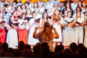 Frühlingskonzert 2025 mit dem TSC-Chor Anstatt klassisch in schwarz trat der TSC-Chor beim Frühlingskonzert in weiss und rot auf. (Foto: Knut Burmeister)