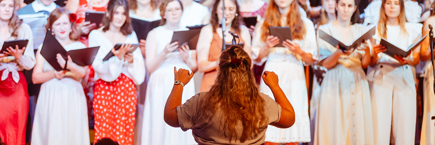 Anstatt klassisch in schwarz trat der TSC-Chor beim Frühlingskonzert in weiss und rot auf.