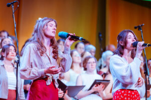 Frühlingskonzert 2025 mit dem TSC-Chor Besonders aussdrucksstark singt der TSC-Chor bei Gospels und Anbetungsliedern. (Foto: Knut Burmeister)