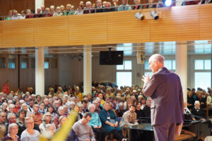 Prof. Dr. Hans-Joachim Eckstein erklärt wichtige Glaubenswahrheiten mit einprägsamen Bildern.